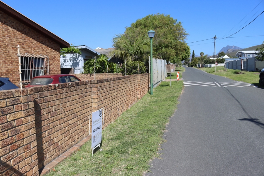 6 Bedroom Property for Sale in Kleinmond Western Cape